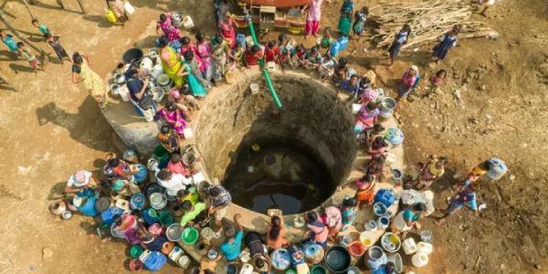 Pozo con escasa agua potable en la India