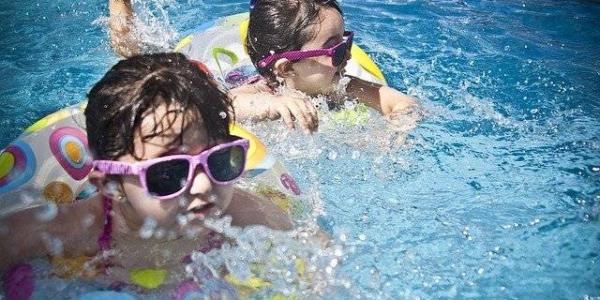 Niños nadando en una piscina