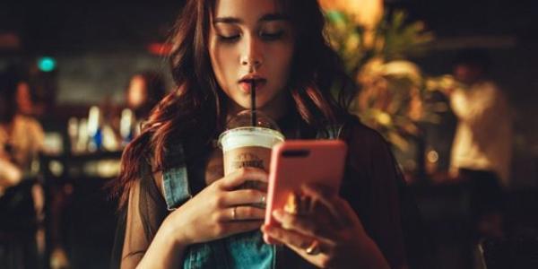 Chica con un teléfono móvil