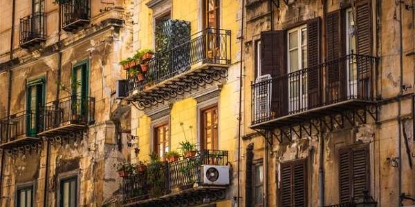 Balcones con máquinas de aire acondicionado