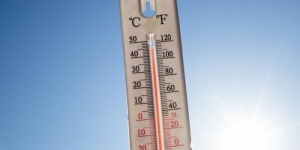 Termómetro marcando altas temperaturas