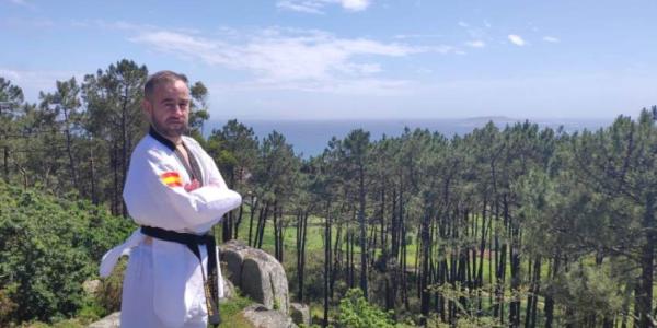 Álex Vidal posando con uniforme 