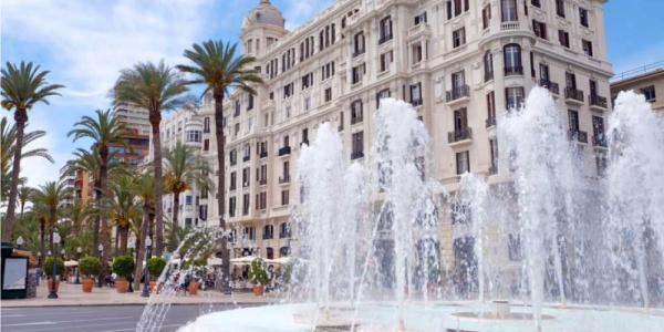 Una fuente de agua en el centro de Alicante.