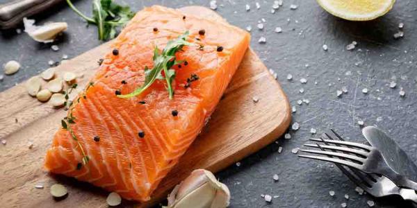 El salmón es uno de los alimentos que nos ayuda a quemar grasa más fácilmente