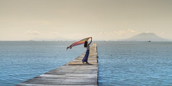 Mujer en una playa