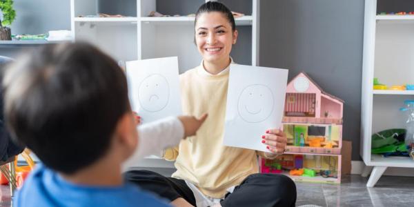 Un alumno con autismo trabaja las emociones en el aula.