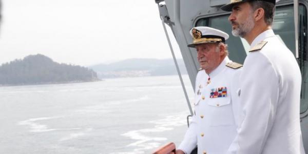 Felipe VI, durante unas maniobras navales junto a su padre | Foto: Casa S.M. el Rey