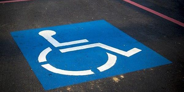 Plaza destinada a una persona con discapacidad / Pixabay