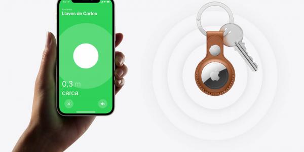 Imagen comercial que muestra un dispositivo Airtag siendo detectado por un teléfono móvil
