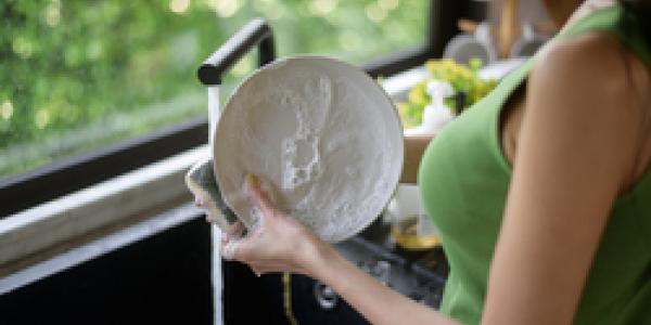 Fregar los platos ayuda a la distracción