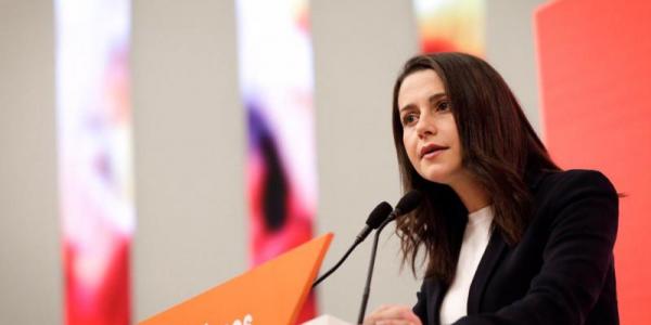 La portavoz de Ciudadanos, Inés Arrimadas, pide "humildad" al PP.