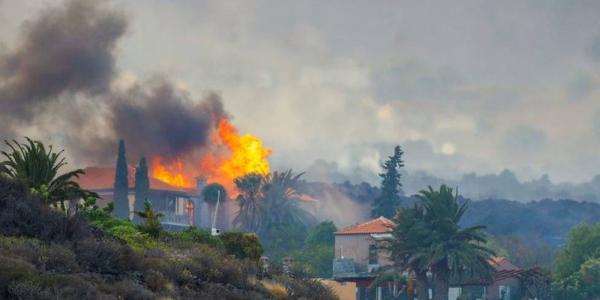 La erupción volcánica llevándose por delante varias casas