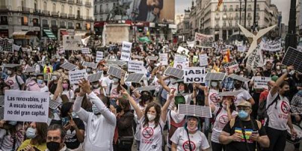 Asociaciones ecologistas y sociales en la manifestación/El País
