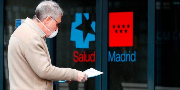 Un hombre frente a un centro de salud de la Comunidad de Madrid |EFE