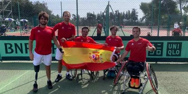 Seis atletas paralímpicos españoles, sujetando la bandera de España