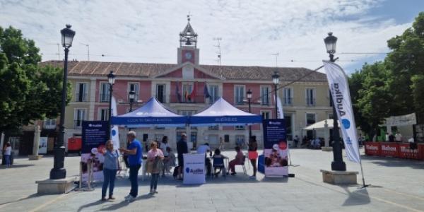 Plaza de un pueblo con Audika en su campaña para mejorar la audición