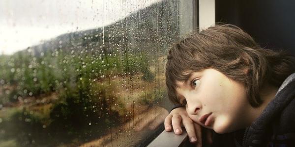 Niño triste mirando por la ventana / Imagen de Pixabay