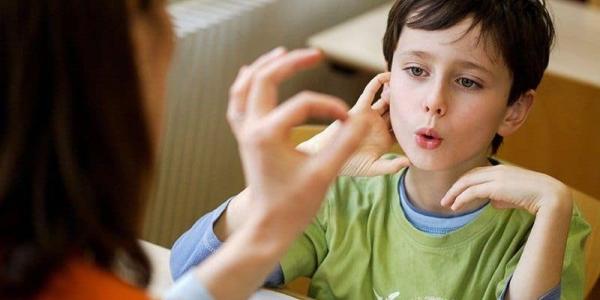 Una maestra da clases a un niño con autismo