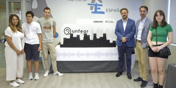 Alfonso Fernández y Jesús García Lorente, con alguno de los beneficiarios