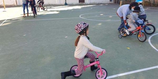 Los niños con autismo trabajan con la bicicleta en una terapia semanal