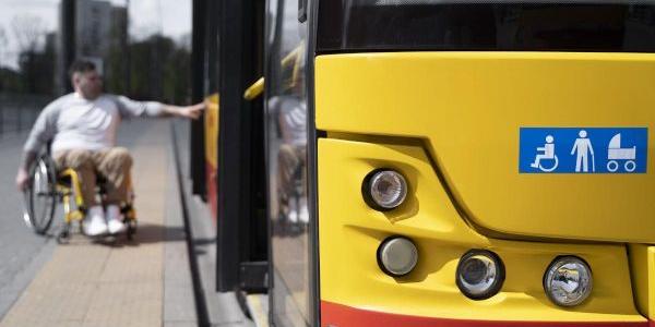 Una persona en silla de ruedas sube a un autobús