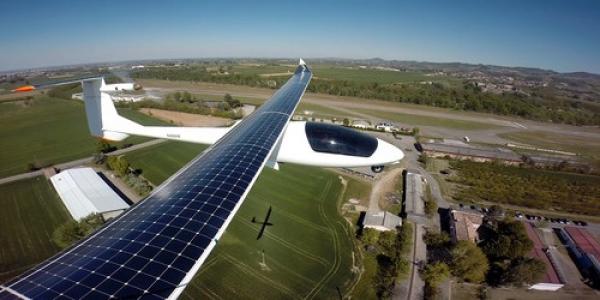 Imagen de un avión solar durante el vuelo