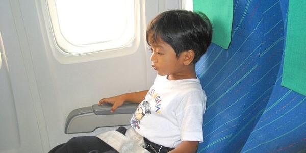 Niño viajando solo en un avión