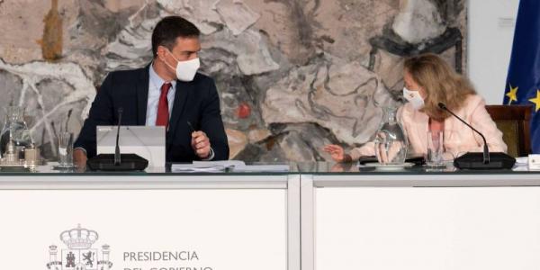 El presidente del Gobierno, Pedro Sánchez (i), preside el Consejo de Ministros este martes en el palacio de la Moncloa junto a la vicepresidenta segunda del Gobierno y ministra de Asuntos Económicos y Transformación Digital, Nadia Calviño.