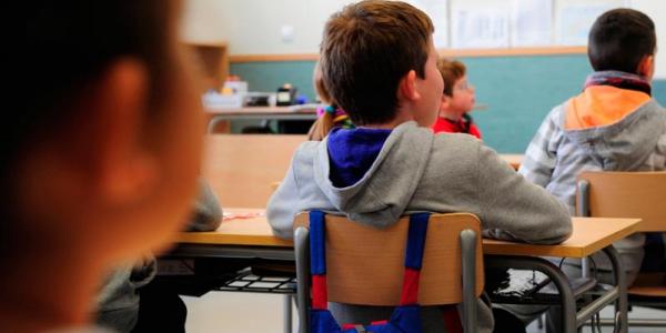 Niños estudiantes en un colegio