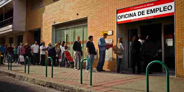 Desempleados españoles hacen cola en una oficina de empleo. EUROPA PRESS