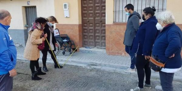 El portavoz de la coalición IU-Podemos en el Ayuntamiento visita unas obras en Bellavista. - IU