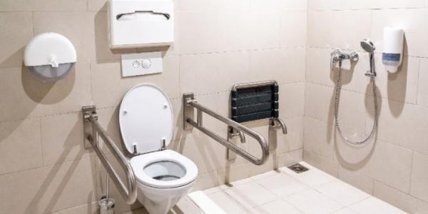 Un baño adaptado para personas con movilidad reducida