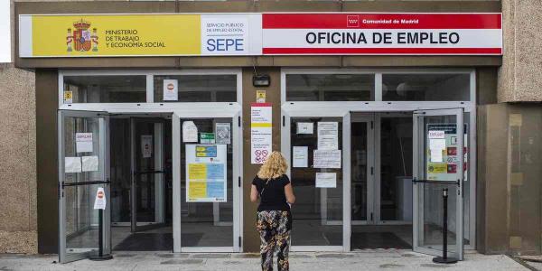 Una mujer está dispuesta a entrar en la Oficina de Empleo