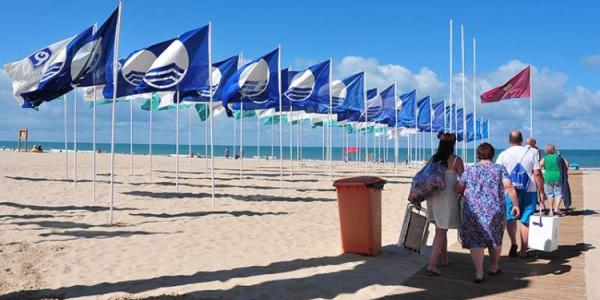 Una playa española con una fila de Banderas Azules