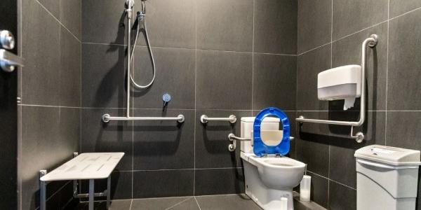 Los baños accesibles contribuyen con el ahorro de agua 