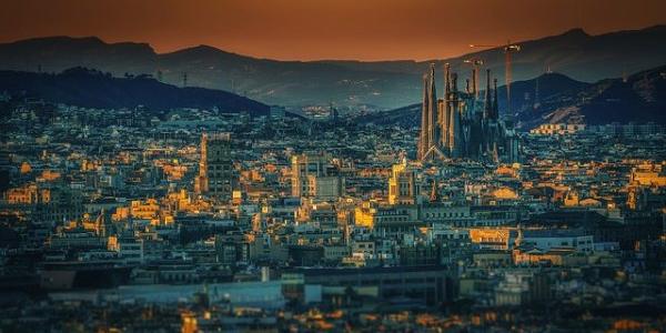 Barcelona ciudad, atardeciendo