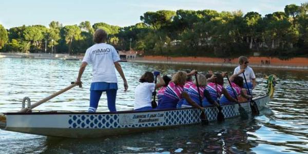 Mujeres remando en el barco dragón por el cáncer de mama