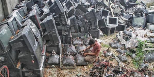 Vertedero con basura electrónica