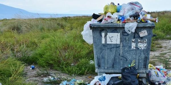 Cubo de basura lleno de residuos