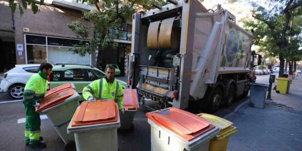 Los basureros denuncian los riesgos que corren al trabajar sin protección ante el coronavirus