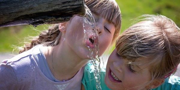 Dos niñas bebiendo agua / Pixabay