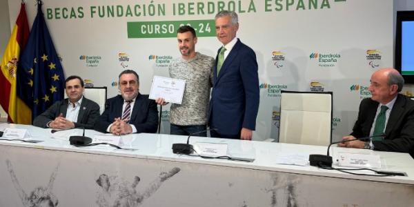 Acto de entrega de las becas 2023/2024