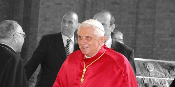 Benedicto XVI en una reunión 