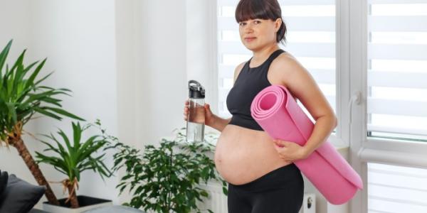 mujer haciendo deporte durante el embarazo 