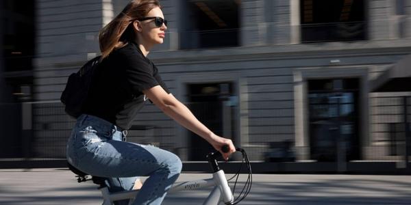 Chica montando en bici