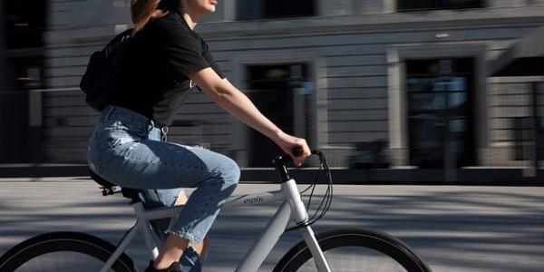 Chica con una bicicleta eléctrica