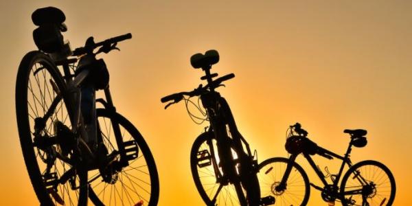 Bicicletas frente a un atardecer