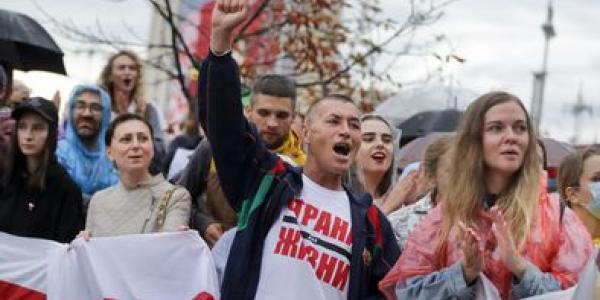 Jóvenes manifestándose en Bielorrusia / EL PAÍS