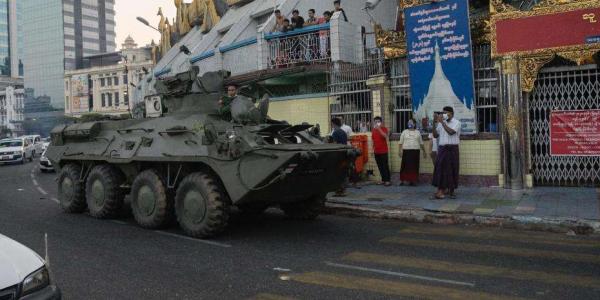 Tanque desplegado en las calles de Rangún el domingo 14 de febrero.   DPA vía Europa Press / EP