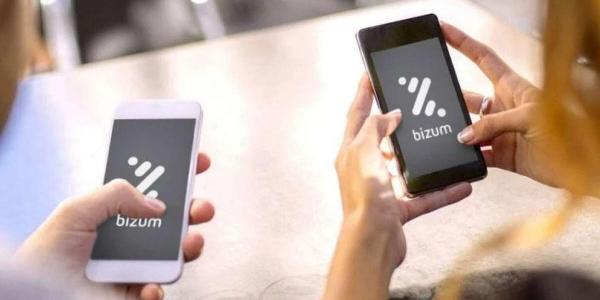 Dos móviles con la app de Bizum